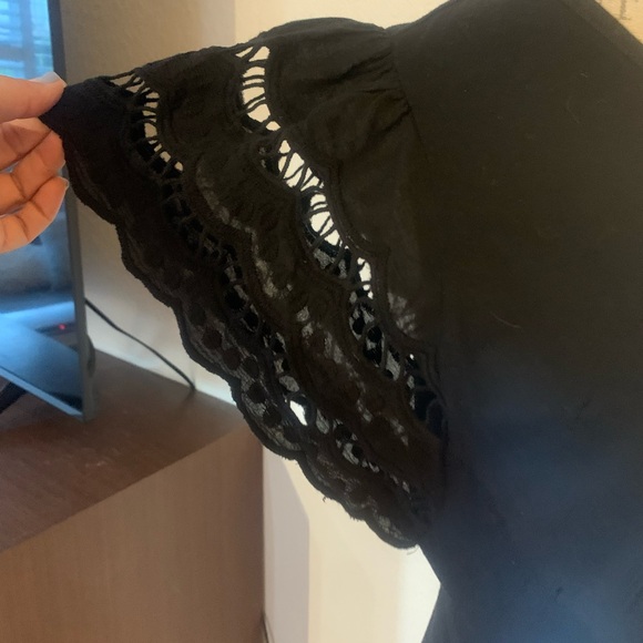 Woman black top - Picture 2 of 4